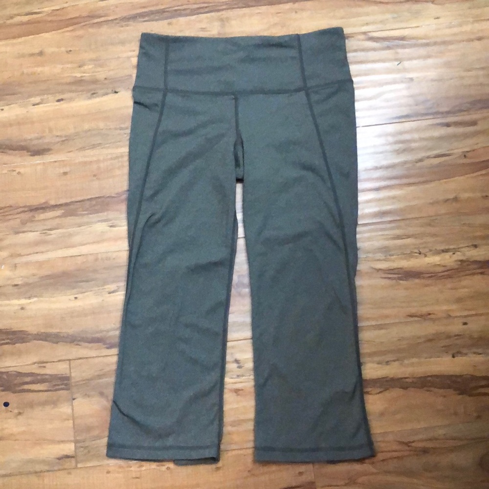LULULEMON Olive Cropped Capri Yoga Leggings Size 6